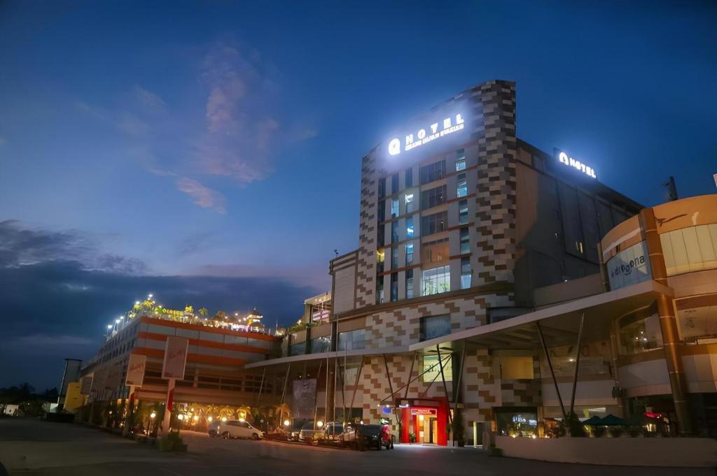 Grand Qin Hotel Banjarbaru Exterior foto